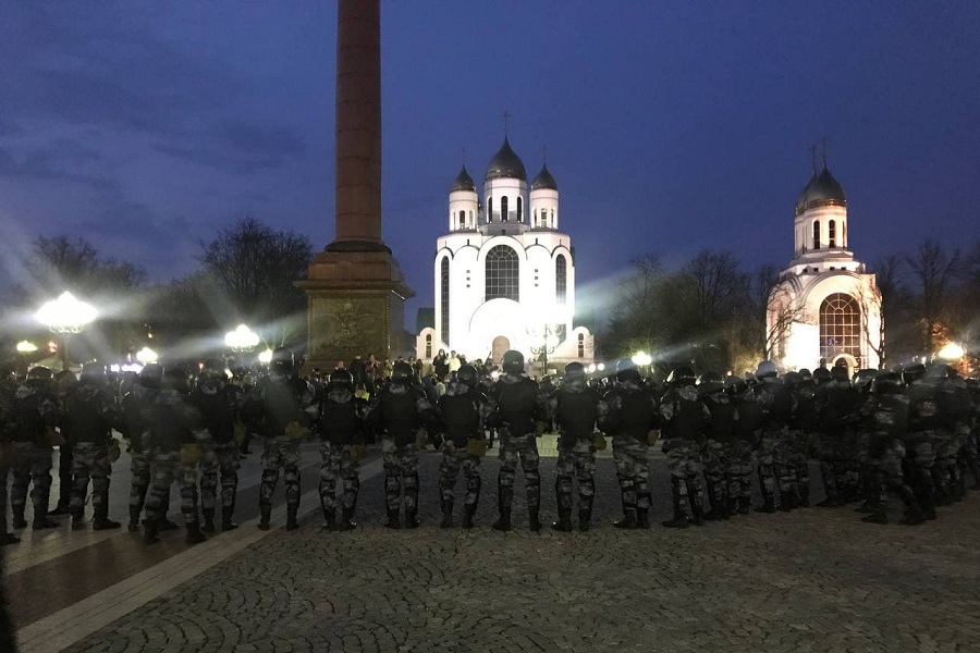Вернувшихся на площадь Победы протестующих взяли в «кольцо» силовики (фото) (видео)