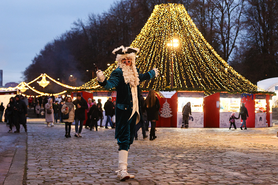 Гастрономическая шаурма и другие: на острове Канта открылась новогодняя ярмарка (фото)