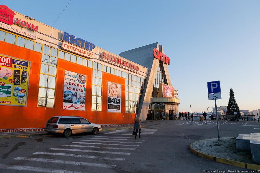 Цветы, гарь и копоть: пепелище пожара в торговом центре Калининграда (фото)