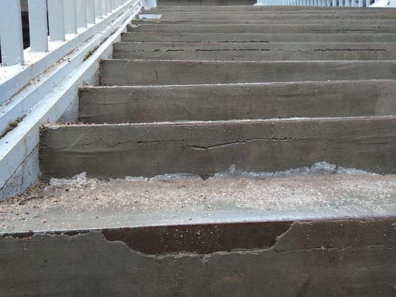 На отремонтированных спусках со старой эстакады отваливается штукатурка (фото)