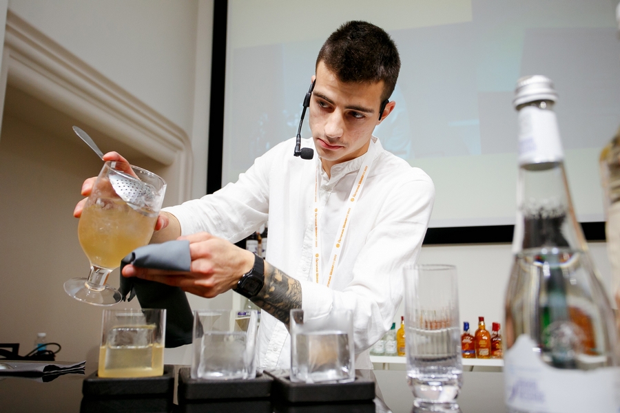 Лучшего бармена Калининграда определили на конкурсе «Янтарный Шейкер-2022»