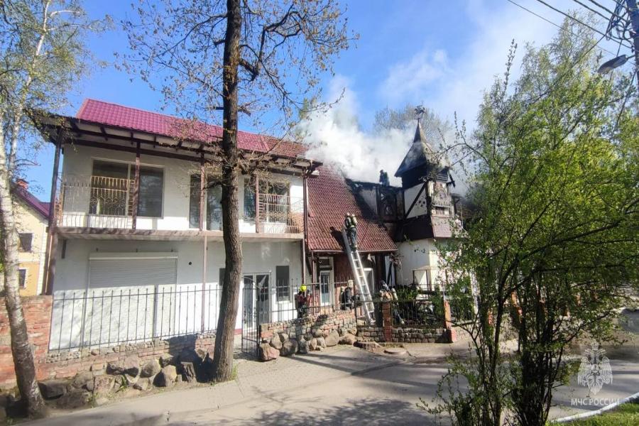 В Калининграде загорелся ресторан «Шевалье» (фото)