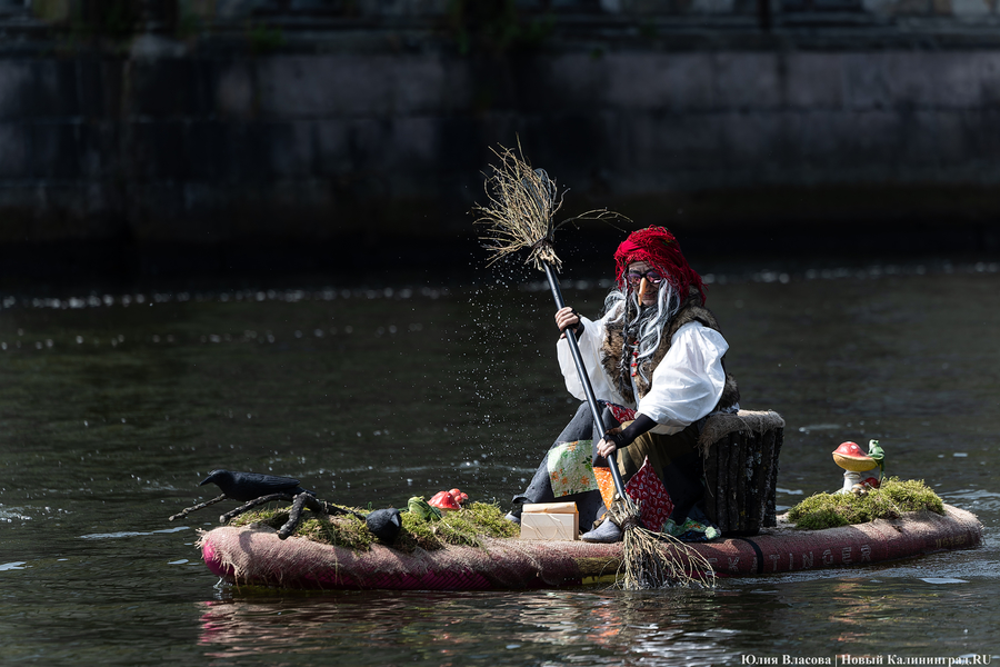 Царевны и богатыри на сапах: как в Калининграде прошёл костюмированный заплыв (фото)