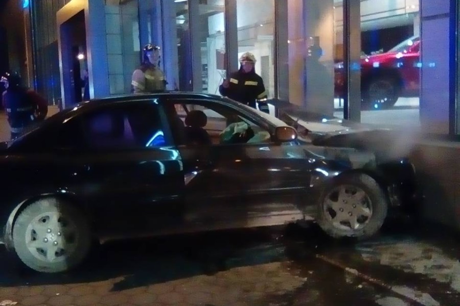 В Калининграде автомобиль на большой скорости врезался в автосалон по ул. Дзержинского (фото)