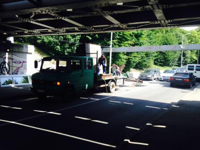 Грузовик, груженый стеклопакетами, не проехал под мостом на Островского (фото)