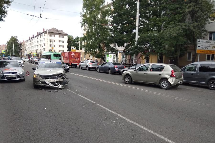 Пробка от Гайдара: улица Горького встала из-за ДТП (фото)