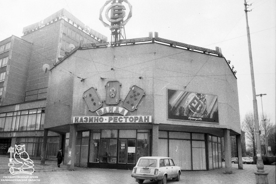 «Однорукие бандиты» и бараньи мозги: о чем писали газеты 35 лет назад