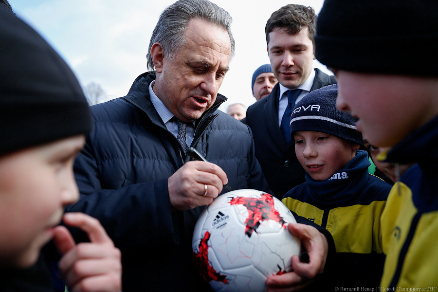 «С пионерским приветом»: как Виталий Мутко на мяче расписался (фото)