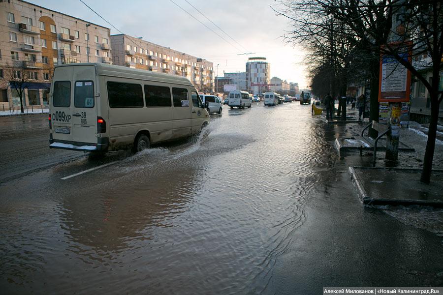 Зимний потоп: лопнувшая труба затопила Ленинский проспект (фото)