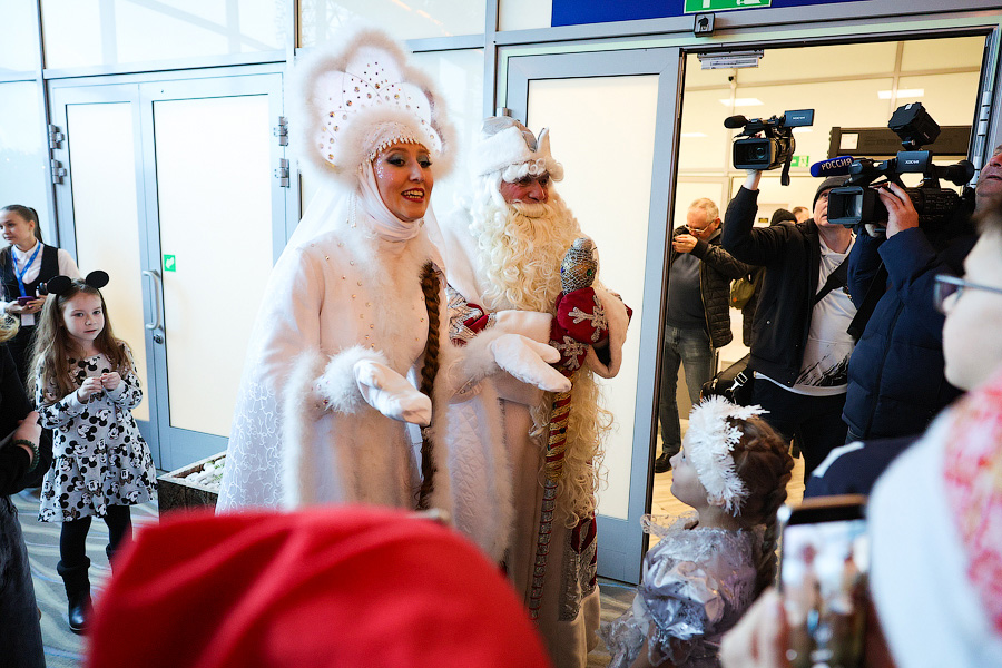 На импортозамещенных крыльях: в Калининград прилетели Дед Мороз и Снегурочка (фото)