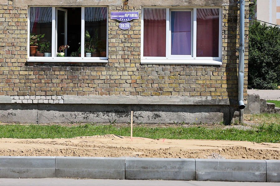 Ремонт на три года: что происходит с ул. Карташева, где сменился подрядчик (фото)