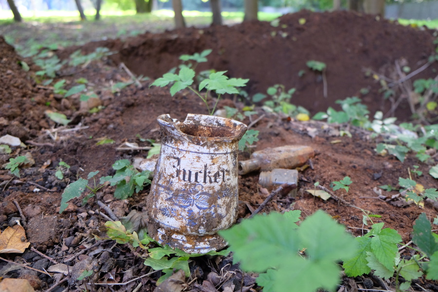 Светится в темноте: в Калининградской области выкопали первый в этом году посудный клад