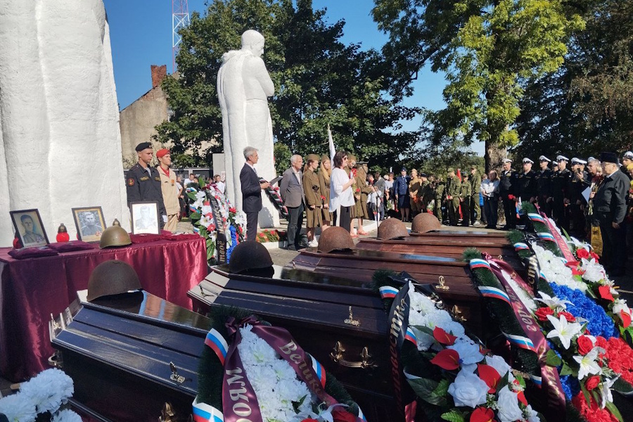 В Корнево предали земле останки 64 солдат и офицеров, погибших весной 45-го (фото) (видео)