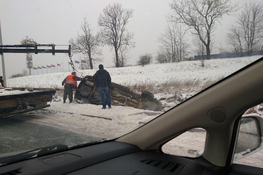 В Калининграде на съезде с Окружной легковушка вылетела в кювет и опрокинулась (фото)