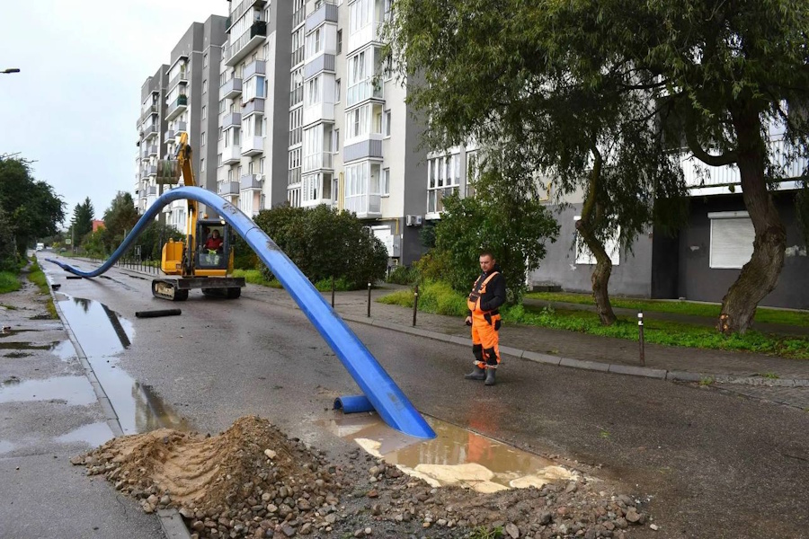 В Калининграде на ул. Баженова уложили трубы канализации, не вскрывая асфальт (фото)