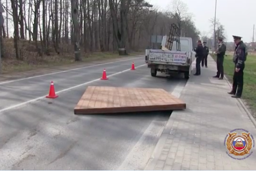 В Калининграде пешехода убило основанием беседки, упавшим с грузовика (видео)