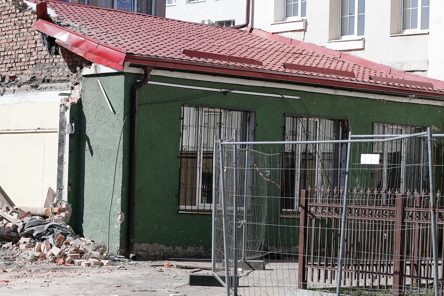В Калининграде снесли часть бывшего медучилища на ул. Боткина (фото)