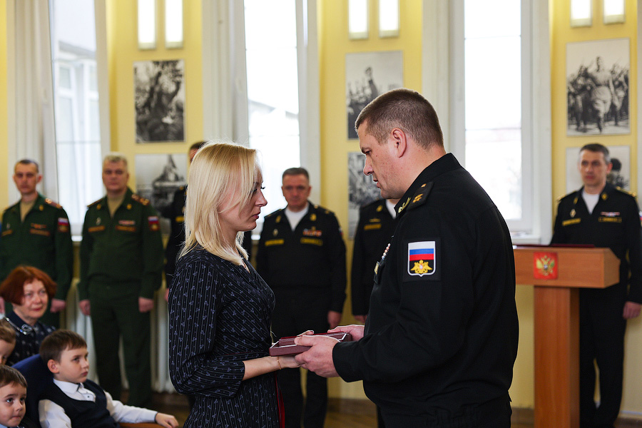Был учителем, осталось трое детей: вдове контрактника из Гусева вручили золотую звезду (фото)