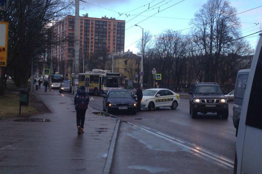 На Горького таксист врезался в «БМВ», образовалась пробка (фото)