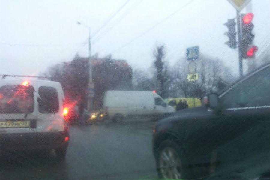 На ул. Горького столкнулись три автомобиля (фото)