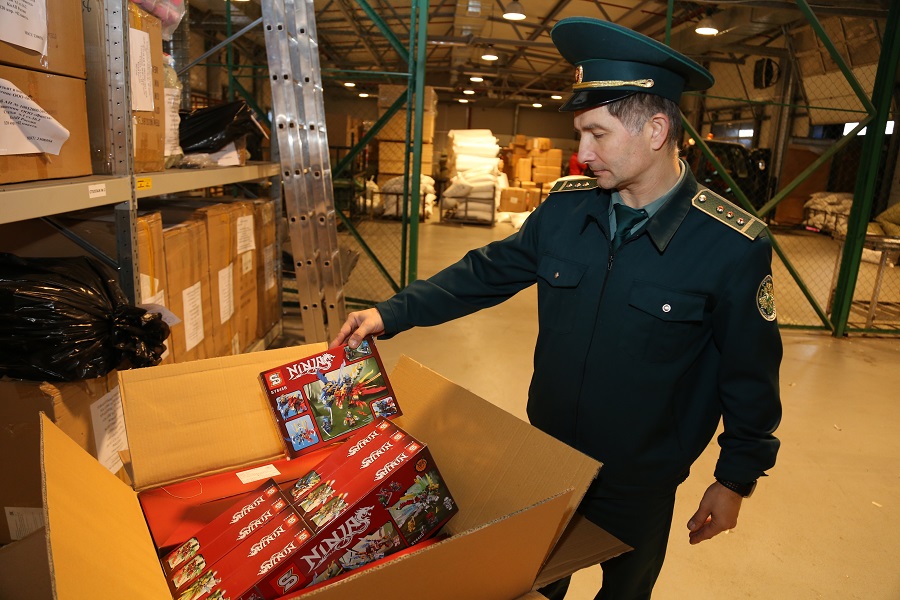 Таможенники не пустили в область контрафактных «Ниндзя» из Китая
