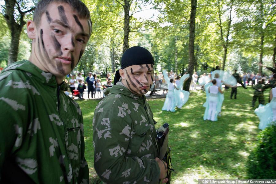 Камуфляж и полоски: «Голубые береты» Калининграда почтили память погибших товарищей