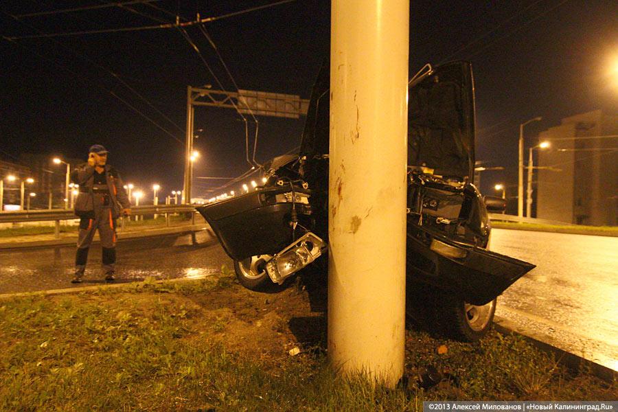 На второй эстакаде «Ауди» врезалась в столб и загорелась (фото)
