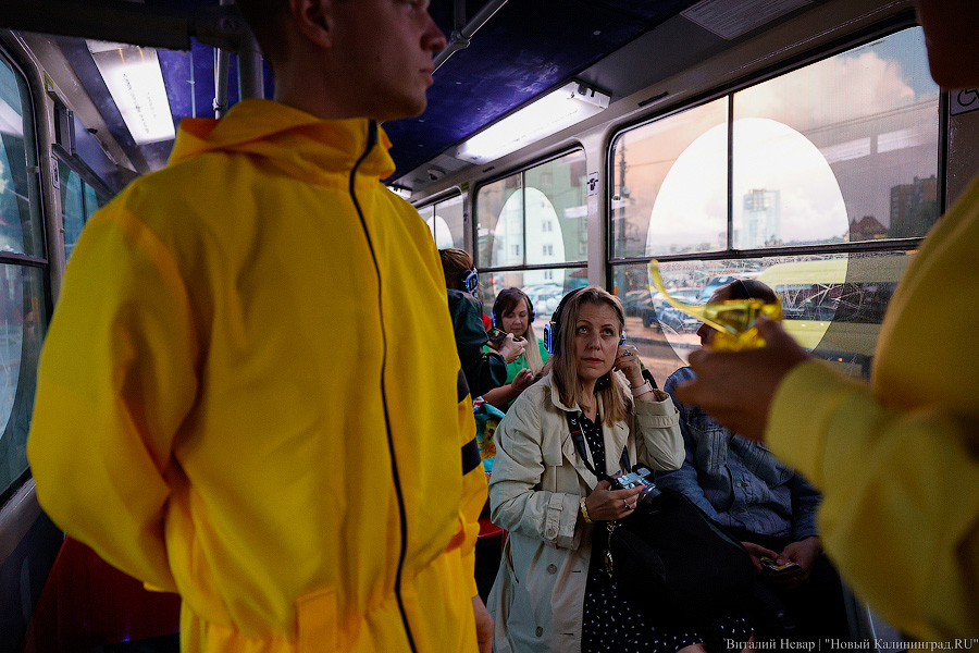 Не Калик, а Кёниг: в Калининграде запустили спектакль-променад в трамвае (фото)