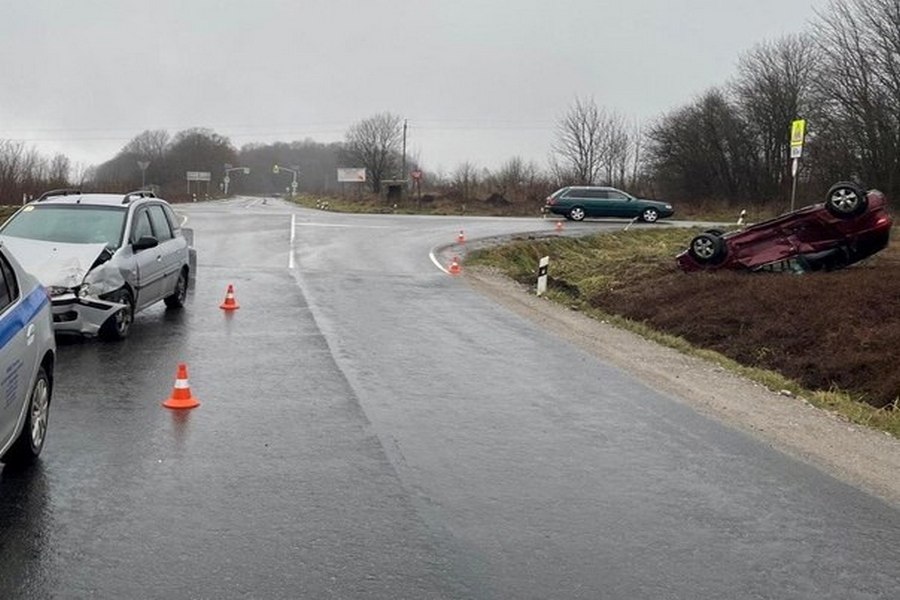 Под Янтарным «Мерседес» не уступил дорогу «Хендэ» и перевернулся (фото)