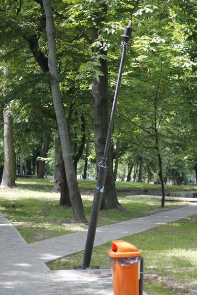 В реконструированном сквере на Юношеской вандалы повредили урны и плафоны (+фото)