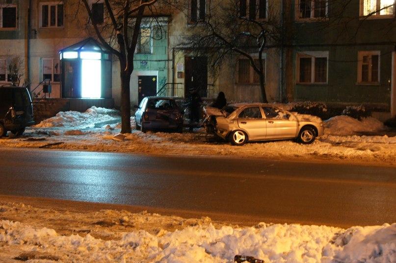 Водитель «Ауди» в Калининграде въехал в четыре припаркованных автомобиля (+фото)