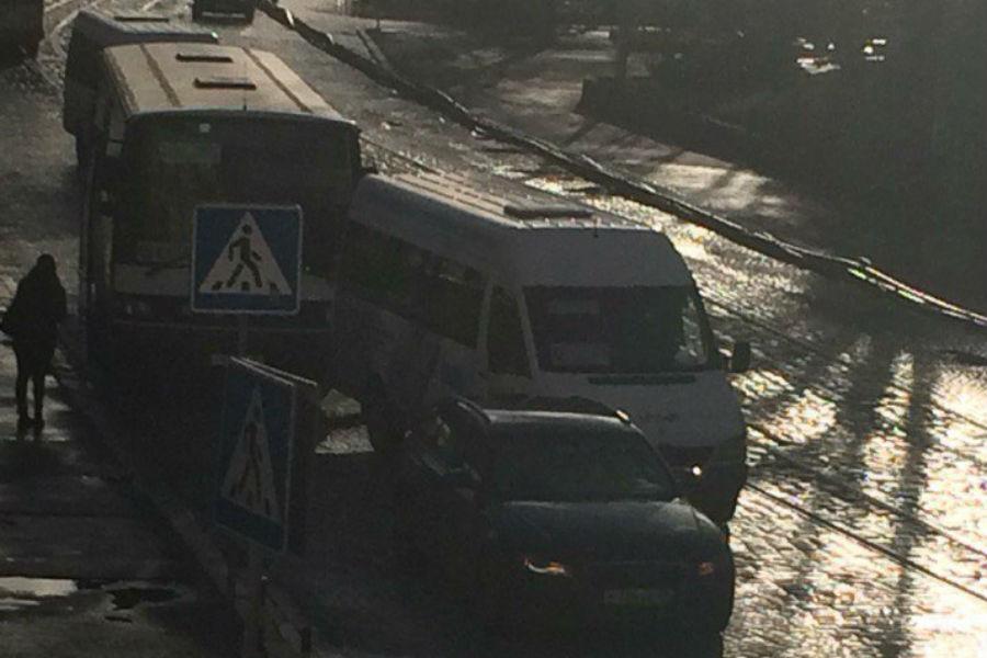 На Ленпроспекте столкнулись автобус, маршрутка и легковое авто (фото)