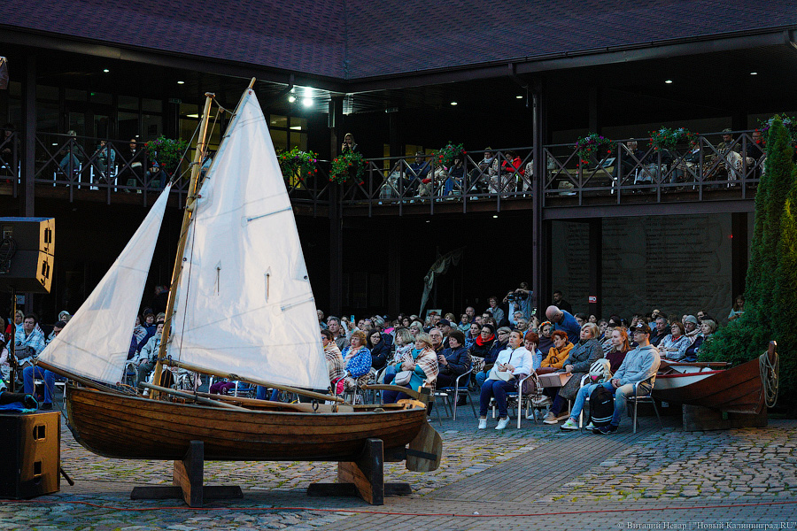 Любовь и жизнь: во Фридрихсбургских воротах выступила солистка Михайловского театра (фото)