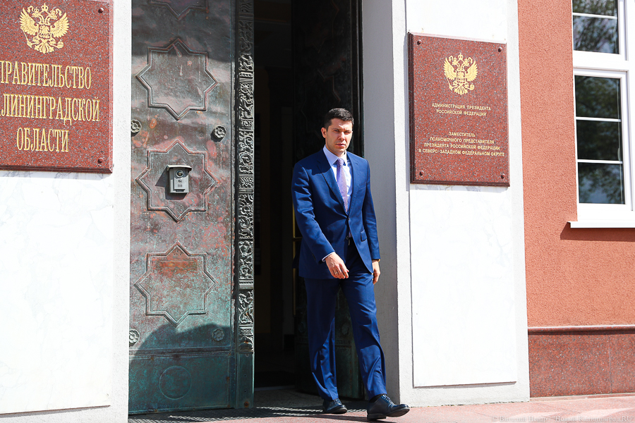 Алиханов пиарится, словно выборы у него, а не у «Единой России». Зачем он это делает?