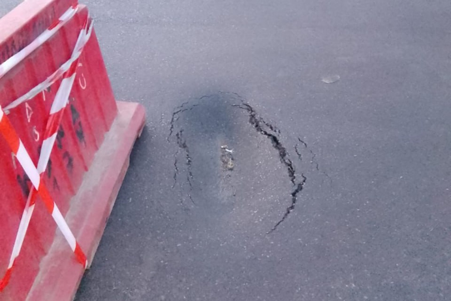 В Калининграде на бульваре Шевцовой провалился асфальт (фото)