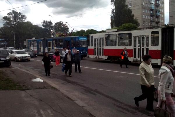 На ул. Черняховского столкнулись пикап и автобус, образовалась большая пробка (фото)