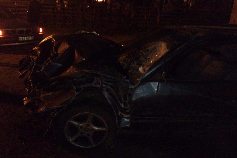 Ночью под Гурьевском водитель пересек канаву и врезался в чужую машину во дворе (фото)