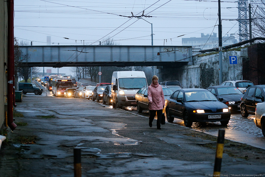 На Суворова без перемен: как «едет» мост через неделю после открытия 