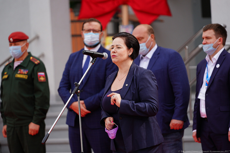 Серьёзное дело: как прошла первая линейка в самой новой школе Калининграда