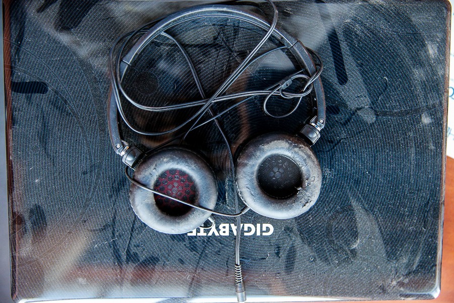 Россияне на «удаленке» слушают жизнеутверждающие треки, звуки банкомата и гимн РФ