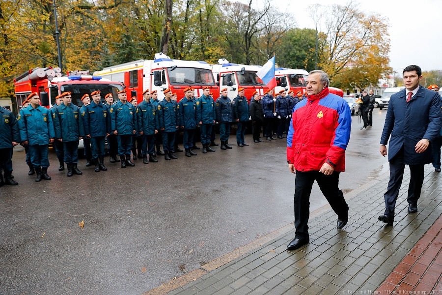 Мотоциклы и медали: как в МЧС региона подарки из рук министра получали
