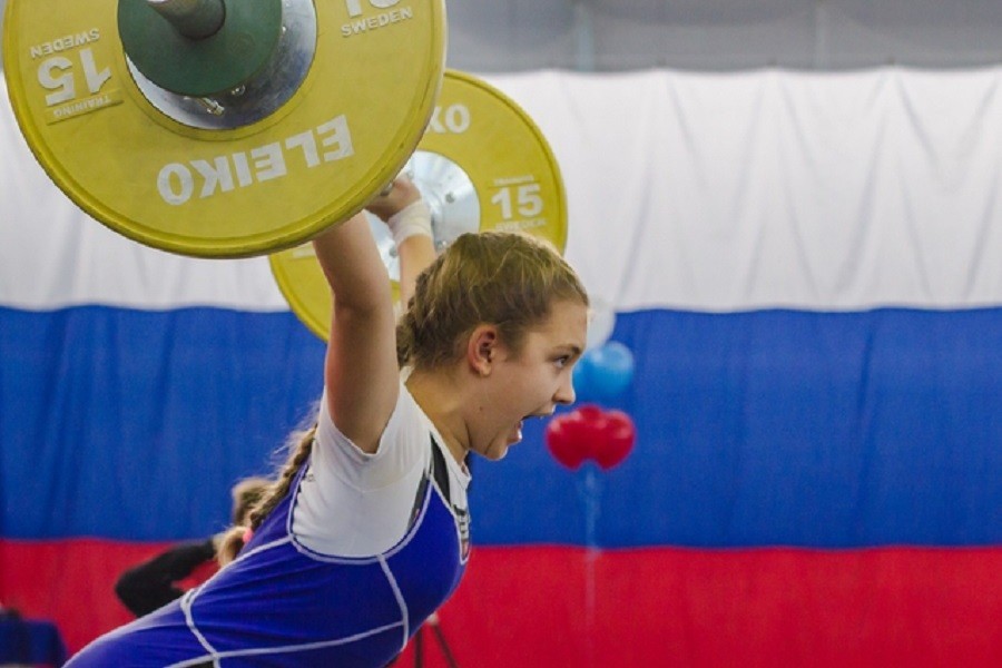 Юная штангистка из Пионерского завоевала бронзу первенства России
