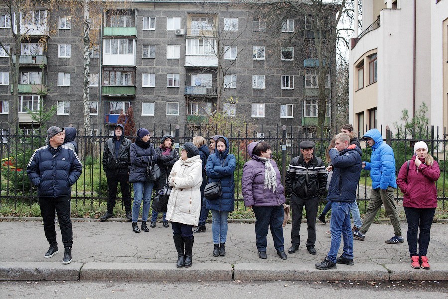 Чемпионат по очередям: что происходит перед наркодиспансером на Барнаульской