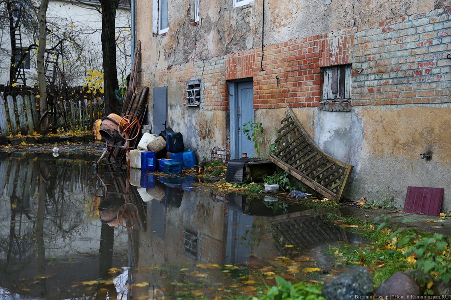 Водный мир на Орудийной: в Калининграде тонет в болоте жилой дом
