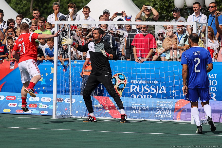 Праздник очередей и футбола: чем запомнился матч легенд ФИФА в Калининграде