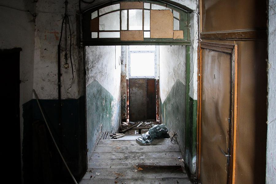 «Мы обиваем пороги, а толку нет!»: власти не спешат ремонтировать сгоревшие дома в Советске