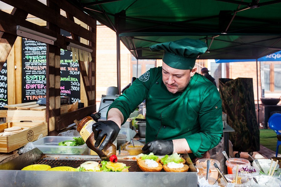На ход руки: как проходит Fish Food Festival в Зеленоградске