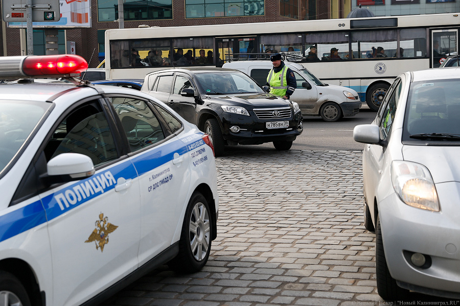 Простые романтики: как сотрудники ГИБДД девушкам цветы дарили (фото)