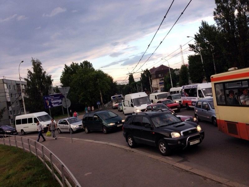 Полиция сняла самоубийцу с моста на ул. Киевская (фото)