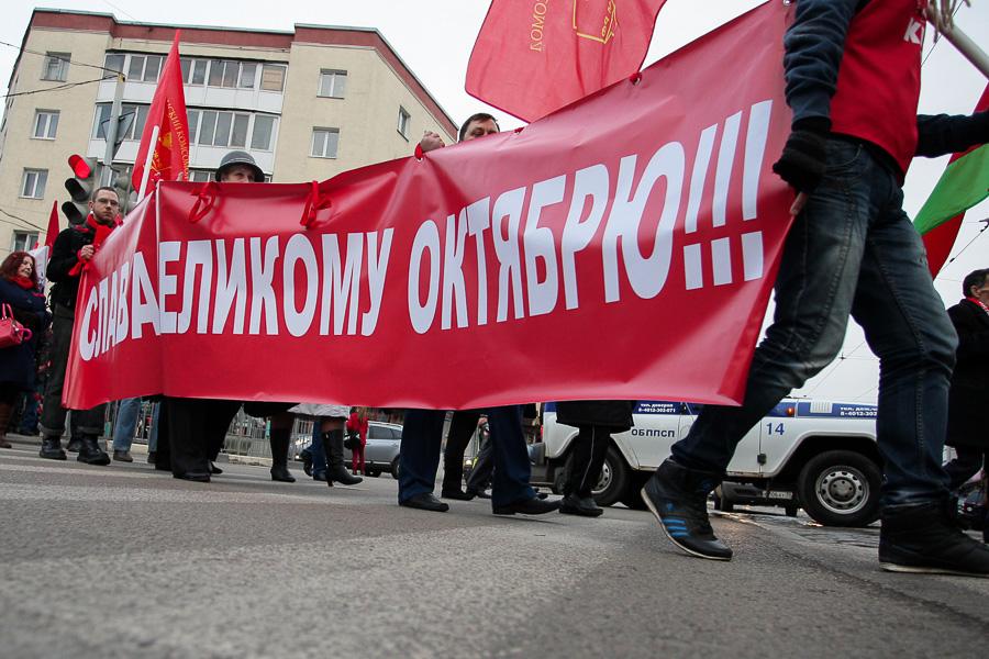 Цветы для Ленина: в Калининграде отметили годовщину Октябрьской революции